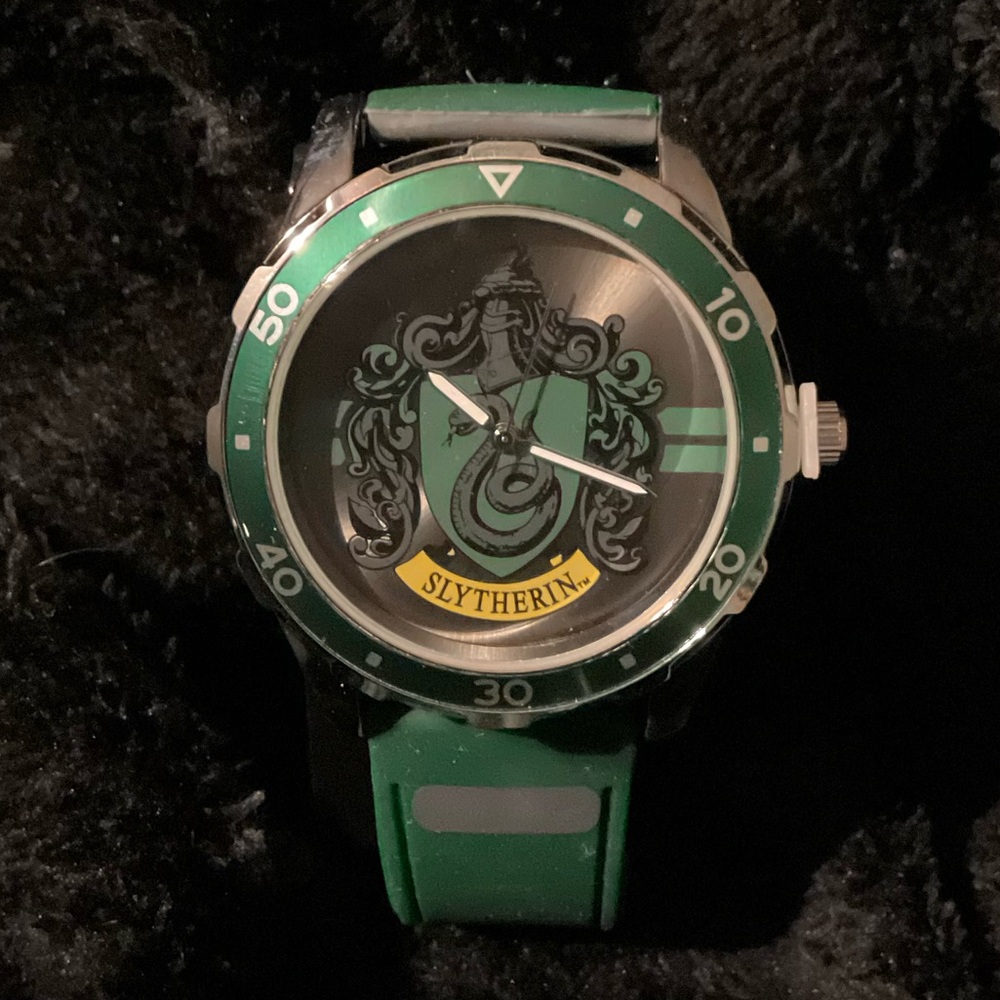 🍎 HARRY POTTER SLYTHERIN WATCH NEW IN BOX RARE - Picture 4 of 9